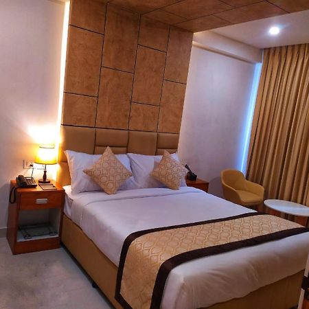 Royal Residency Hotel Kannangad Exterior photo